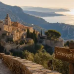 Arriere pays nicois : village perché au coucher du soleil, vue sur la Méditerranée