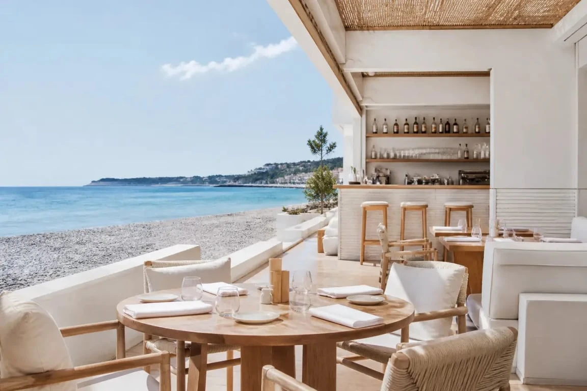 Restaurants bord de mer Nice : ambiance restaurant de plage sur le front de mer niçois