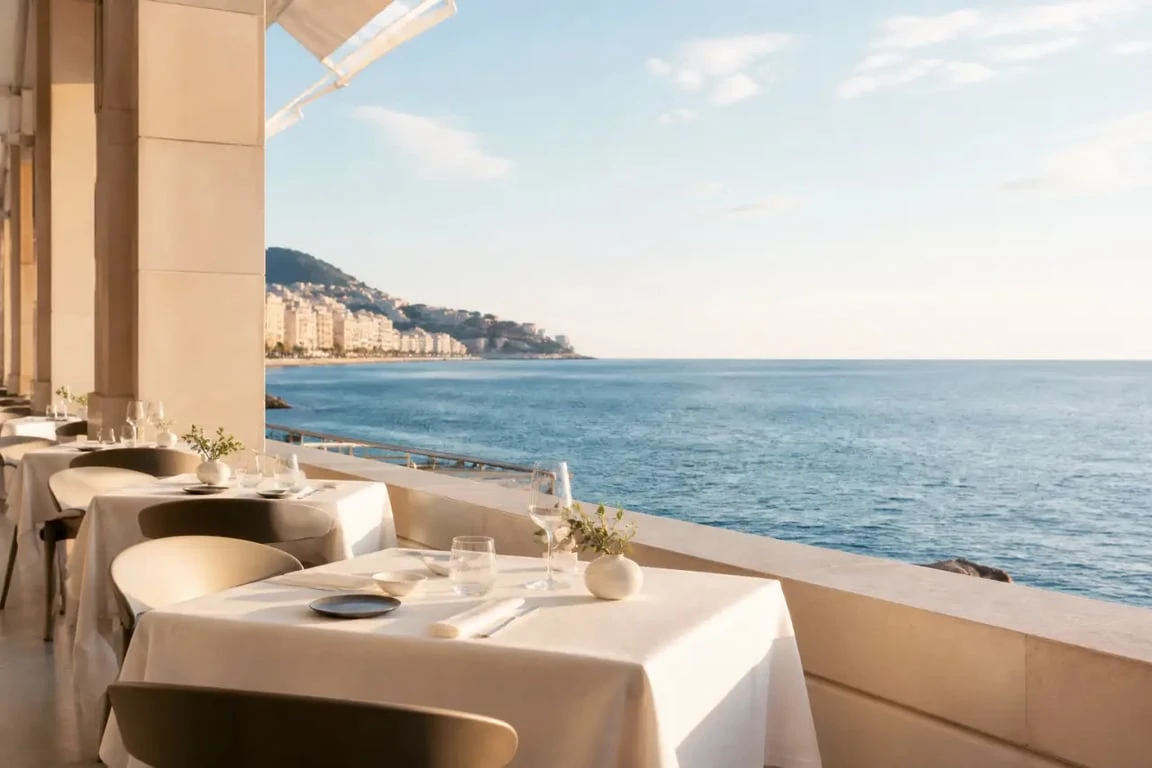 Restaurants bord de mer Nice : terrasse face à la Méditerranée sur la Promenade des Anglais