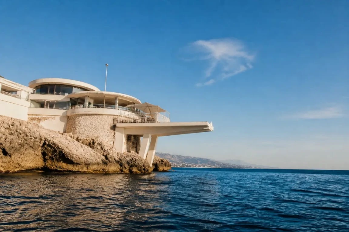 Restaurants bord de mer Nice : Le Plongeoir au-dessus de la mer à Nice