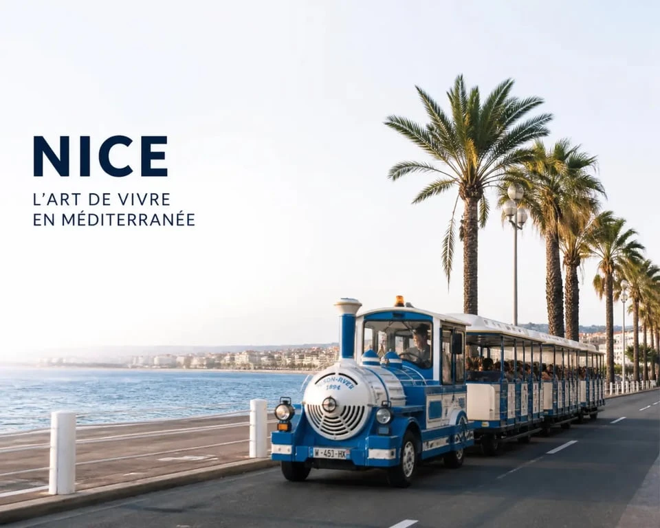 Visiter Nice en petit train sur la Promenade des Anglais avec vue sur la baie des Anges