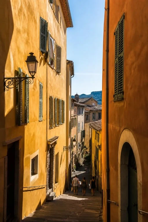 Vieux Nice photos de ruelles étroites aux façades ocre et volets colorés