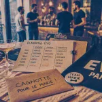 Enterrement de vie de garcon EVG Paris : tee-shirt et cagnotte sur table