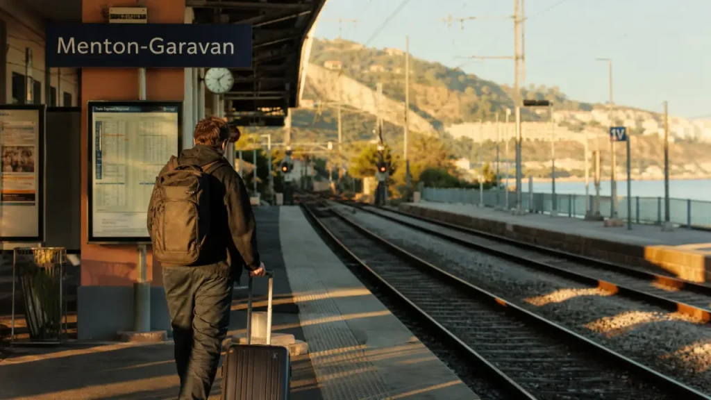 Menton Garavan Menton : valise près du quai de gare