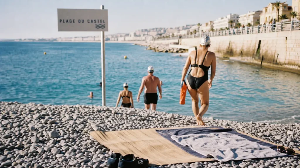 Plage nice à Nice : galets et famille vers l’eau, Baie des Anges