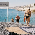 Plage nice à Nice : galets et famille vers l’eau, Baie des Anges