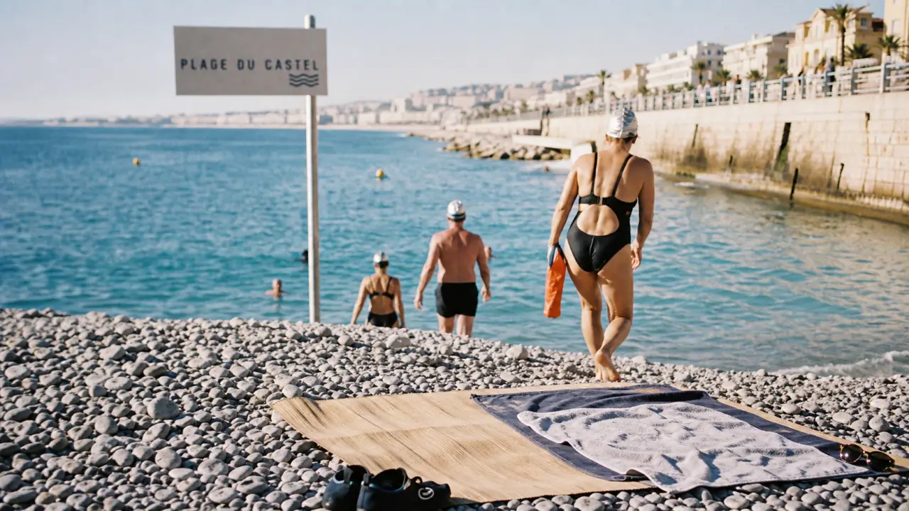 Plage nice à Nice : galets et famille vers l’eau, Baie des Anges