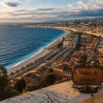 Que faire Nice : vue panoramique de la Colline du Château sur la Promenade des Anglais