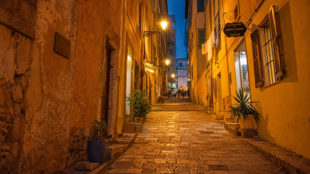 Vieux nice photos : ruelle dorée du Vieux Nice, pavés et façades ocre