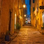 Vieux nice photos : ruelle dorée du Vieux Nice, pavés et façades ocre