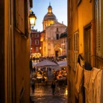 Vieux Nice : ruelle dorée avec cathédrale Sainte-Réparate