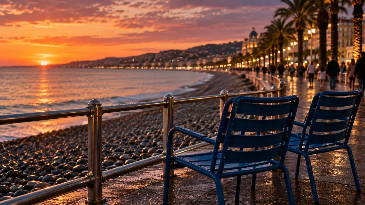 Coucher de soleil Nice Promenade des Anglais, palmiers et Baie des Anges