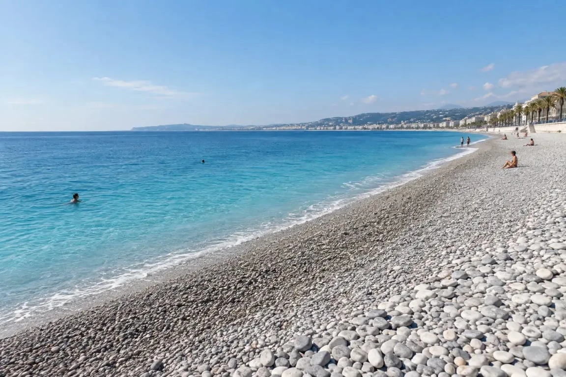 Plages publiques de Nice sur la Promenade des Anglais avec galets et mer Méditerranée