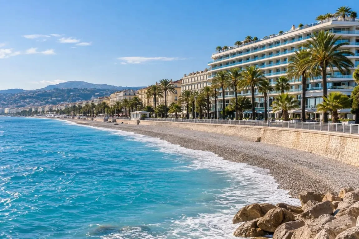 1 Promenade des Anglais à Nice avec la baie des Anges et l’hôtel Le Méridien