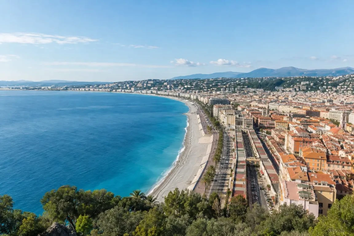 Nice fr : vue panoramique sur la Promenade des Anglais, la Méditerranée et la ville de Nice