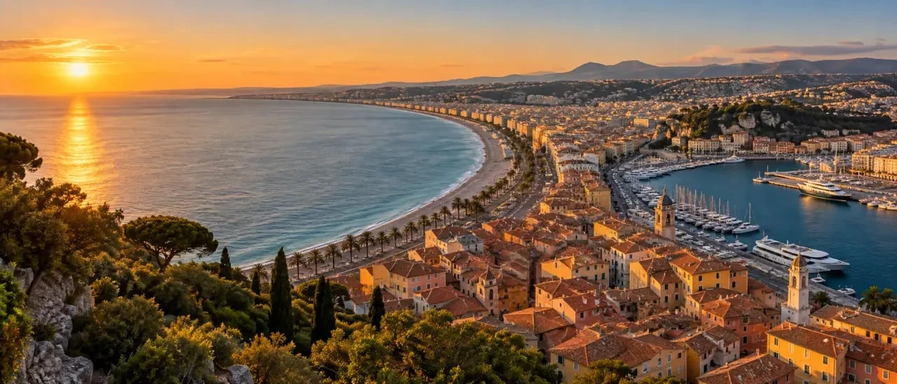 Coucher de soleil à Nice depuis la Colline du Château avec vue sur la baie