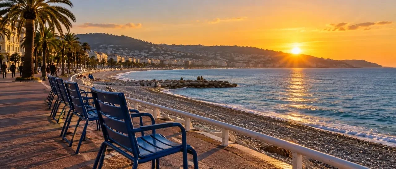 Coucher de soleil à Nice sur la Promenade des Anglais avec les chaises bleues
