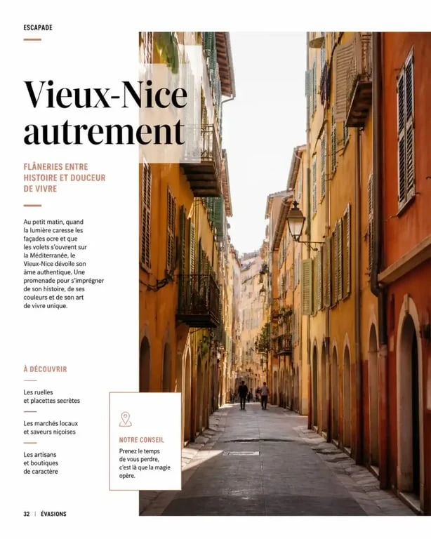Ruelle du Vieux-Nice bordée de façades ocre et de persiennes colorées