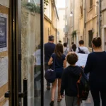la semeuse vieux nice : entrée de la salle associative, enfants et adultes
