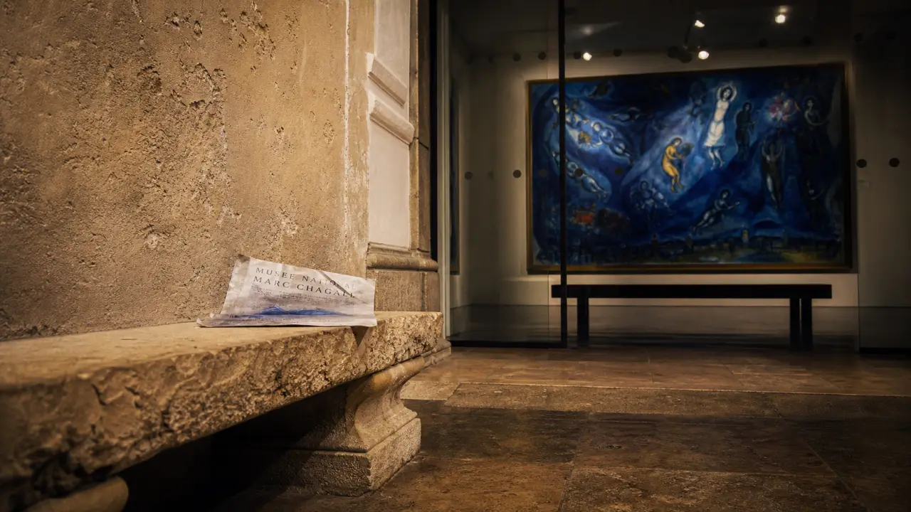 Musée Chagall Nice à Cimiez : peinture biblique bleue, salle du musée