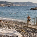 Nice plages publiques à Carras : rampe d’accès et galets au bord de la mer