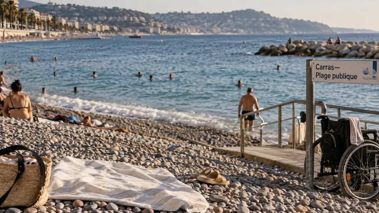 Nice plages publiques à Carras : rampe d’accès et galets au bord de la mer