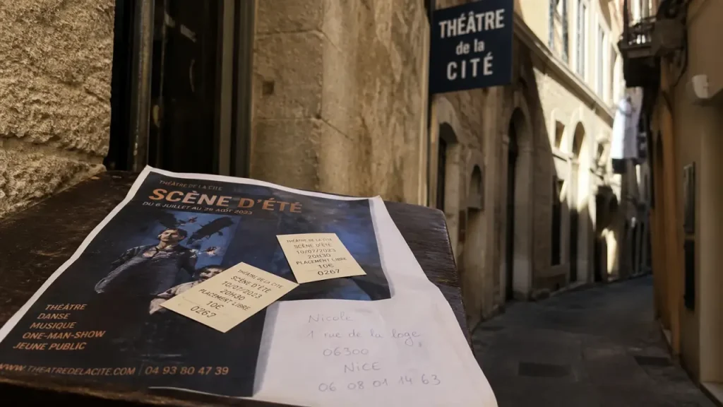 Affiche de théâtre du Vieux Nice, ruelle en arrière-plan