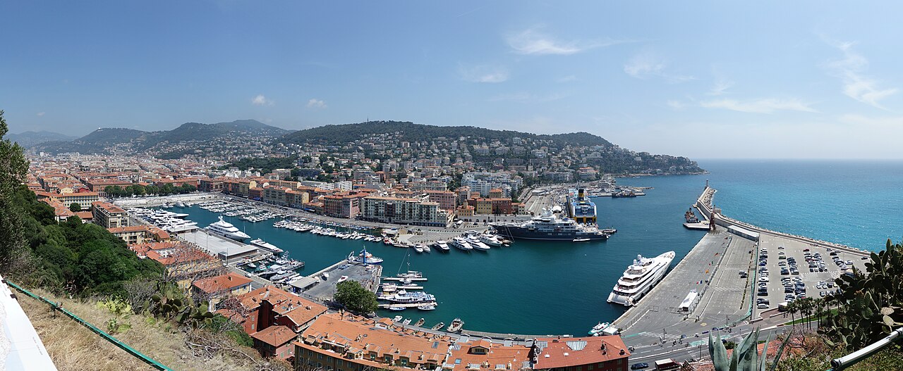 Le port de Nice vu depuis la Colline du Château