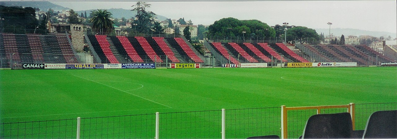 Le stade du Ray en 2000, avant son remplacement par le parc